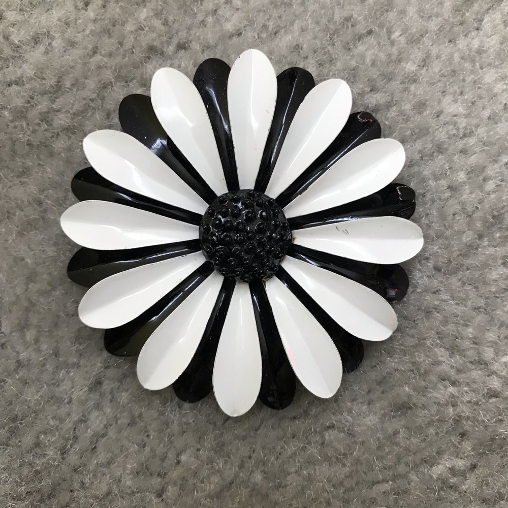 Vintage metal enamel flower pin (black and white) flower